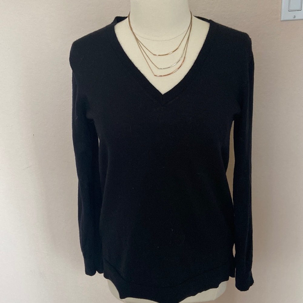 Banana Republic merino wool V neck, long sleeve sweater, size large